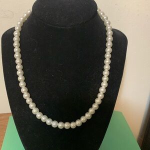 Beautiful faux pearls necklace 18 1/2”